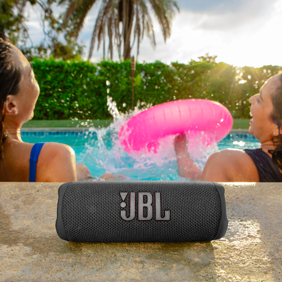 Parlante JBL Flip 6 portátil con Bluetooth
